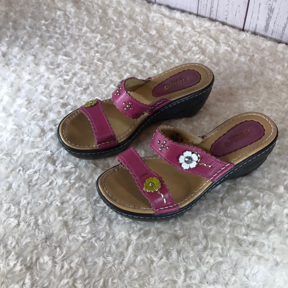 Finding sandals - Picture 2 of 7